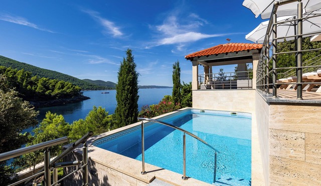 4-bedroom Beachvilla in bay Rasoha/Korčula with parking, pool,WiFi, fitness room
