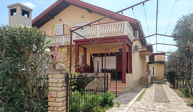 4 bedroom nice home in Privlaka