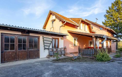 4 Bedroom Stunning Home In Dalj