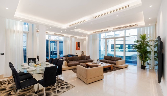 4BR Palm Penthouse: Private Pool & Beach Access in Dubai