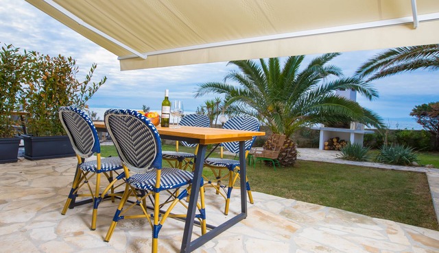 5 * apartment on the seafront-great new facilities, free wifi
