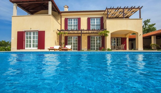 5*villa, wine cellar, 3000sqm plot, heated pool, 2 tennis courts, jaccuzzi