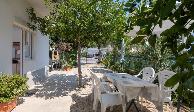 A 1 - apt near beach with patio, parking and grill in Stobrec