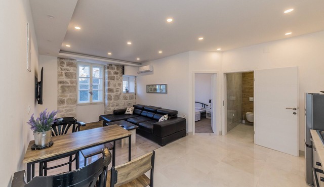A 2 - spacious apt on seafront with the sea view in Kastel Stari