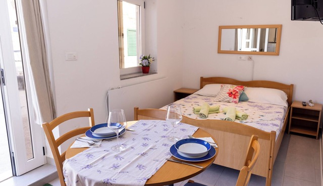 A2 studio apartment near the beach with the sea view in Kaštel Gomilica
