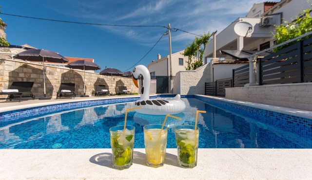 Above the Blue: 1BR Peaceful Horizon Pool&Terrace in Bosanka