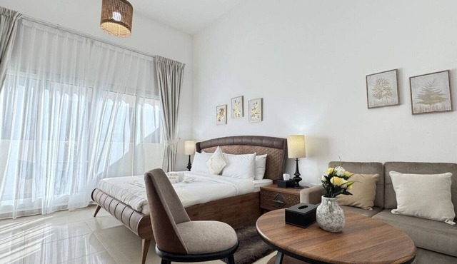 Al Reef Peaceful Studio: King Bed Comfort for 2 in Abu Dhabi