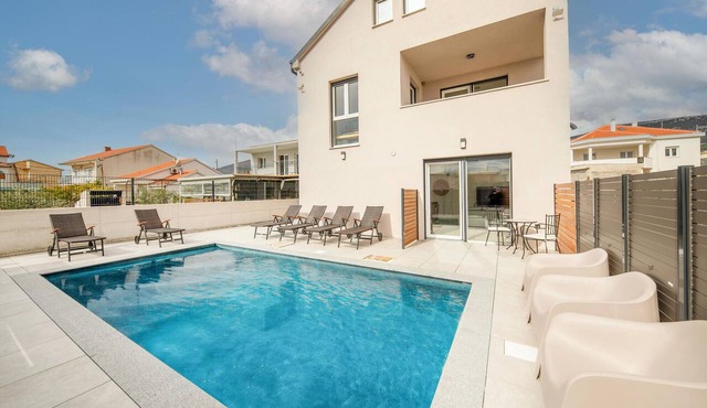 Amazing apartment in Kastel Novi with WiFi
