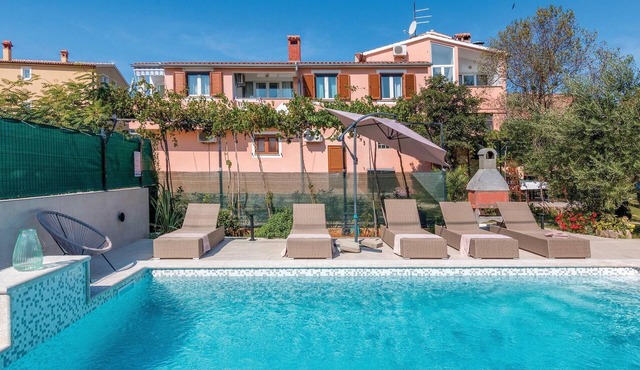Amazing apartment in Banjole with swimming pool