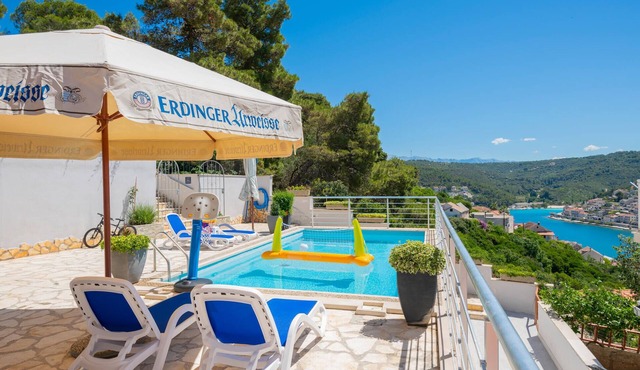 Amazing apartment in Pucisca in Pucisca