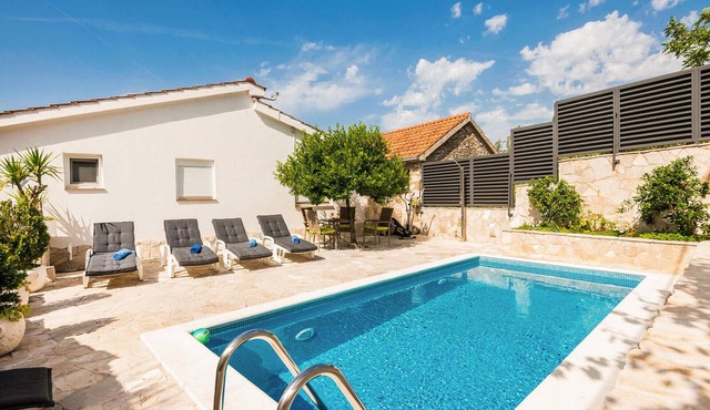 Amazing home in Desne