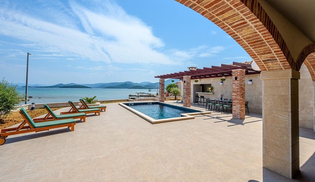 Amazing home in Drace in Drace