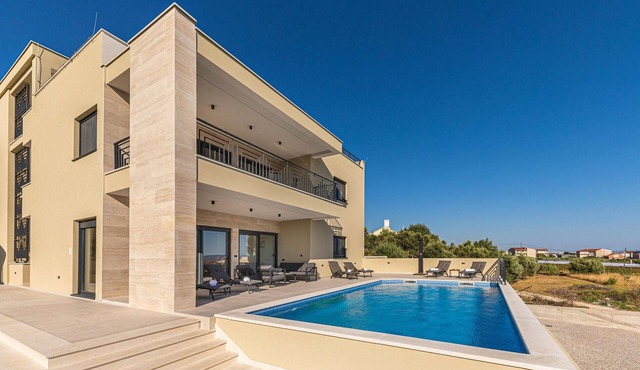 Amazing home in Kastel Luksic