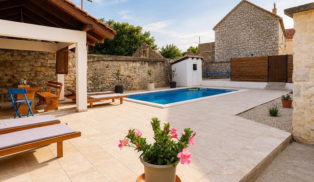 Amazing home in Podgradina