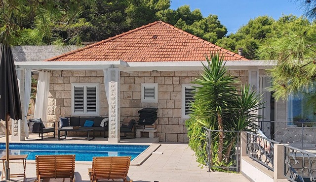 Amazing home in Selca with private swimming pool, can be inside or outside in Selca