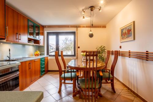 Apartma v ograji in Šentjernej