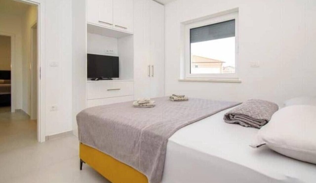 Apartment Alisa, Liznjan: A modern apartment with a sea view in Marčana