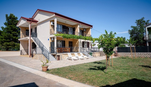 Apartment for 9 people near the beach