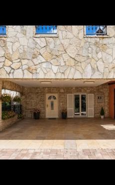 Apartment Karlo, Heated pool, private parking in Bibići