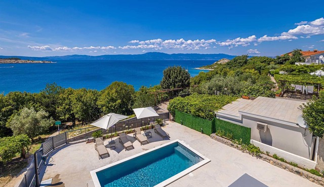 Apartment LAMAR with private pool and sea view