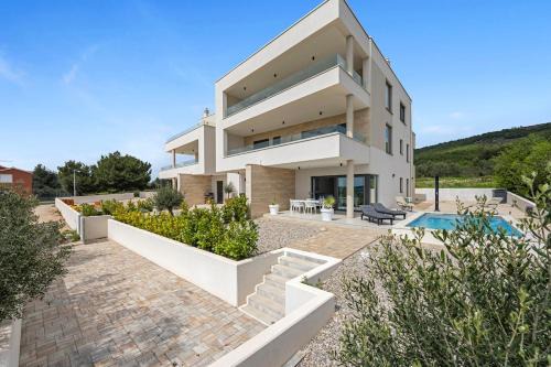Apartment Maslina mit privatem Salzwasserpool in Tribunj