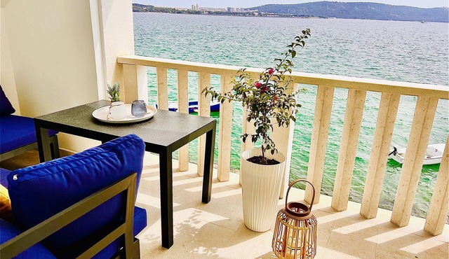 Apartment mit Terrasse am Meer in Kaštel Sućurac