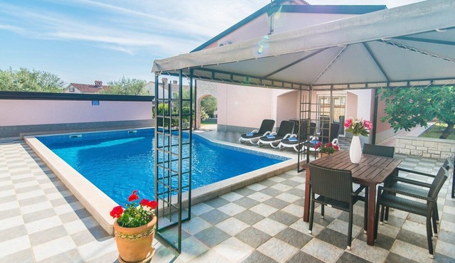 Apartment Salha with private pool in Nova Vas