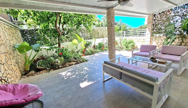 Apartment Tiki - with a large, fenced garden