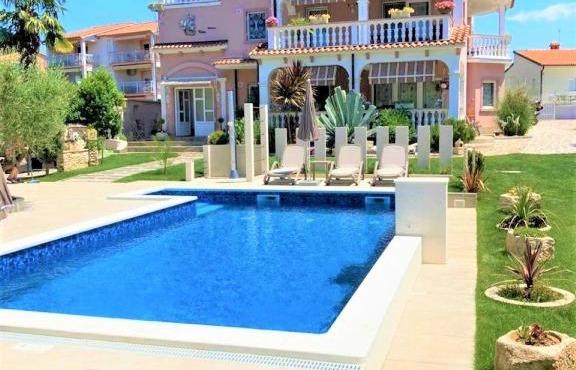 Apartment Villa Engel with Pool