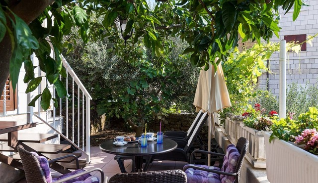 Apartment Vukic - Studio Apartment with Terrace and Garden View