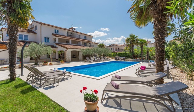 Apartment with pool, 2 bedrooms, garden, air-conditioned,barbecue,quiet location