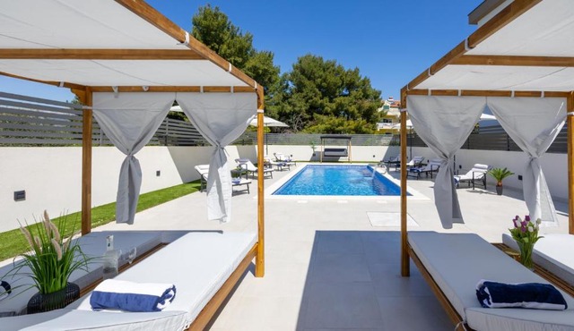 Apartment with pool Jeniffer by Villas Guide in Split
