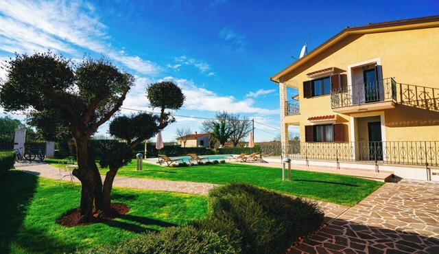 Apartment with private pool and garden in Vižinada