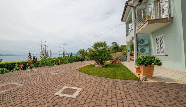 Apartment with terrace, sea view and parking in its own courtyard