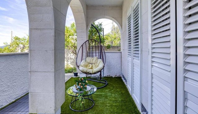 Apartment With Terrace And Garden