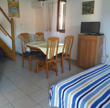 Apartments by the sea Grebastica, Sibenik - 14476 in Bašelovići