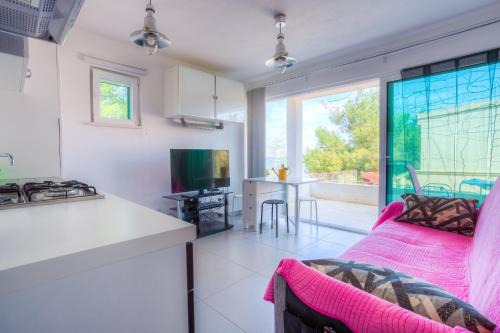 Apartments by the sea Rogac, Solta - 11220 in Rogač