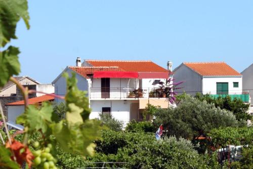 Apartments by the sea Sucuraj, Hvar - 6732 in Sućuraj