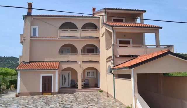 Apartments Jasna and Mirko in Lopar