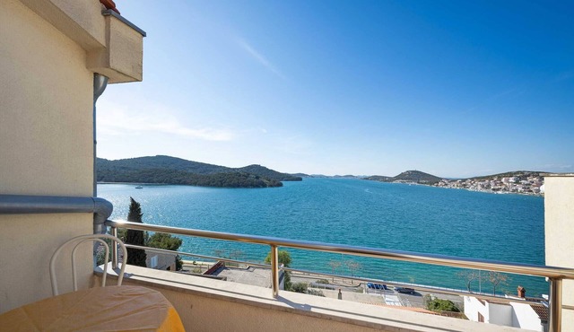 Apartments Kaina Tisno - sea view (yellow) in Tisno