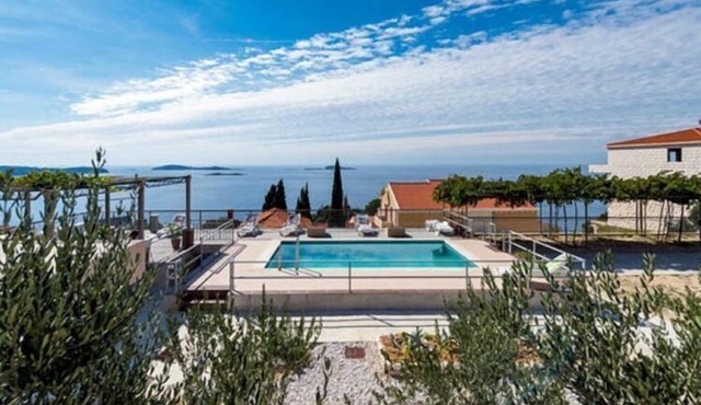 Apartments Klis -Two-Bedroom Apartment with Terrace