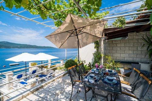 Apartments Ratac Lobrović with private beach and beautiful sunset in Slano