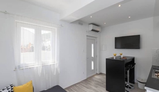 Apartments Siblings- Superior One Bedroom Apartment with Terrace and Garden View in Mokošica