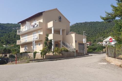 Apartments with WiFi Komiza, Vis - 25962 in Komiža