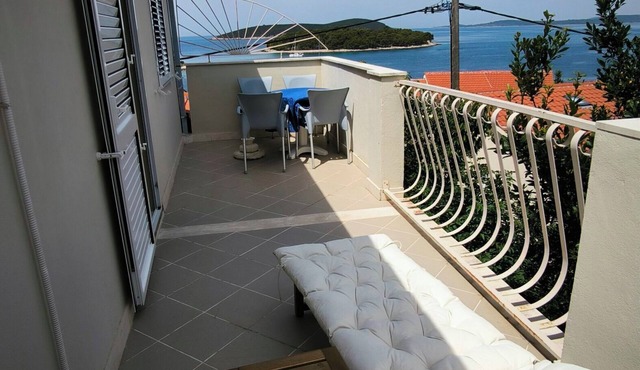 Apartments ZB (10175-A3) - Maslinica in Maslinica