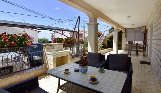 App Erin with 2 Bathrooms, 2 Air Conditioning Units, and a Terrace