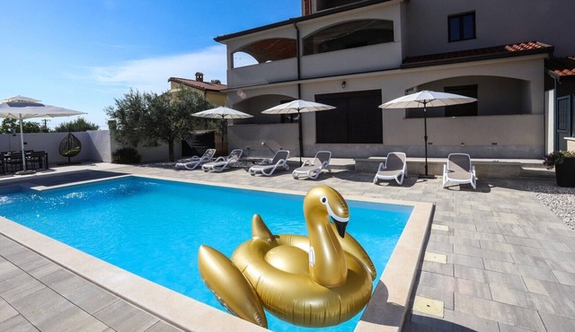 App Nina with Pool in Nova Vas in Rosini