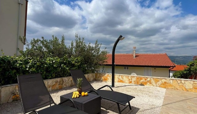 Apt Tina, Modern, 2 bedrooms, Outdoor Space & BBQ, close to beach