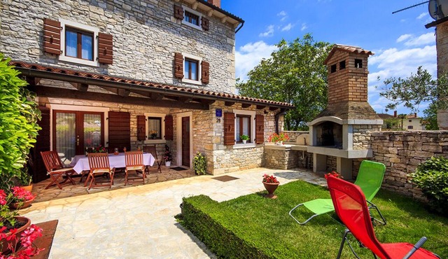 Autochthone Villa with Pool in Krmedn