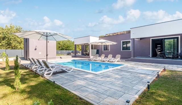 Awesome apartment in Nedescina with WiFi